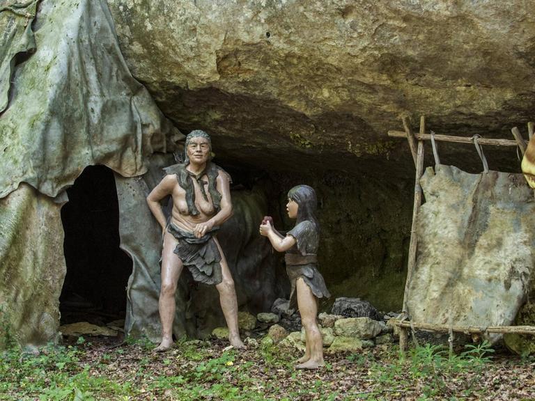 Eine Darstellung einer Neandertal-Mutter und ihrer Tochter vor ihrer Hütte.