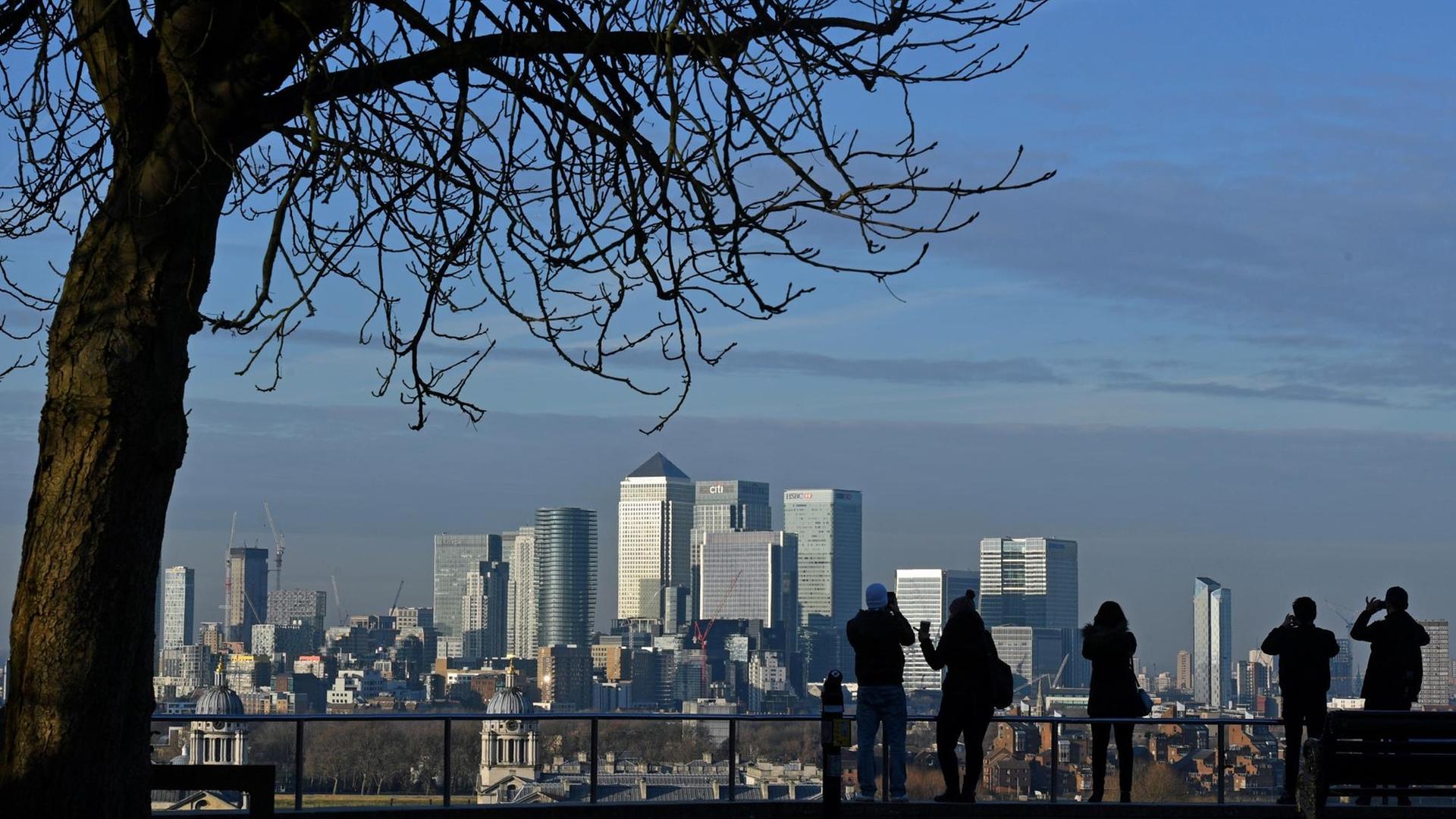 Menschen fotografieren aus der Ferne die Banken-Hochhäuser in Londons Finanzdistrikt Canary Wharf Menschen fotografieren aus der Ferne die Banken-Hochhäuser in Londons Finanzdistrikt Canary Wharf