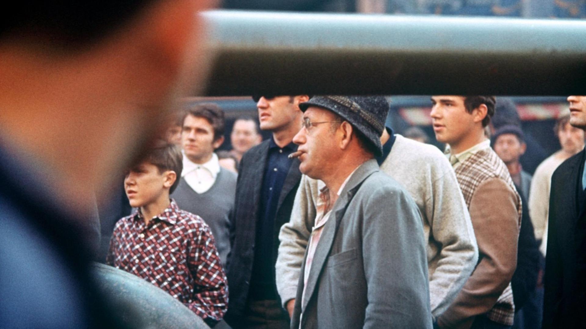Fassungslose Bürger beobachten in der Prager Innenstadt die einrollenden sowjetischen Panzer am 21. August 1968, dem ersten Tag der Besetzung Fassungslose Bürger beobachten in der Prager Innenstadt die einrollenden sowjetischen Panzer am 21. August 1968, dem ersten Tag der Besetzung