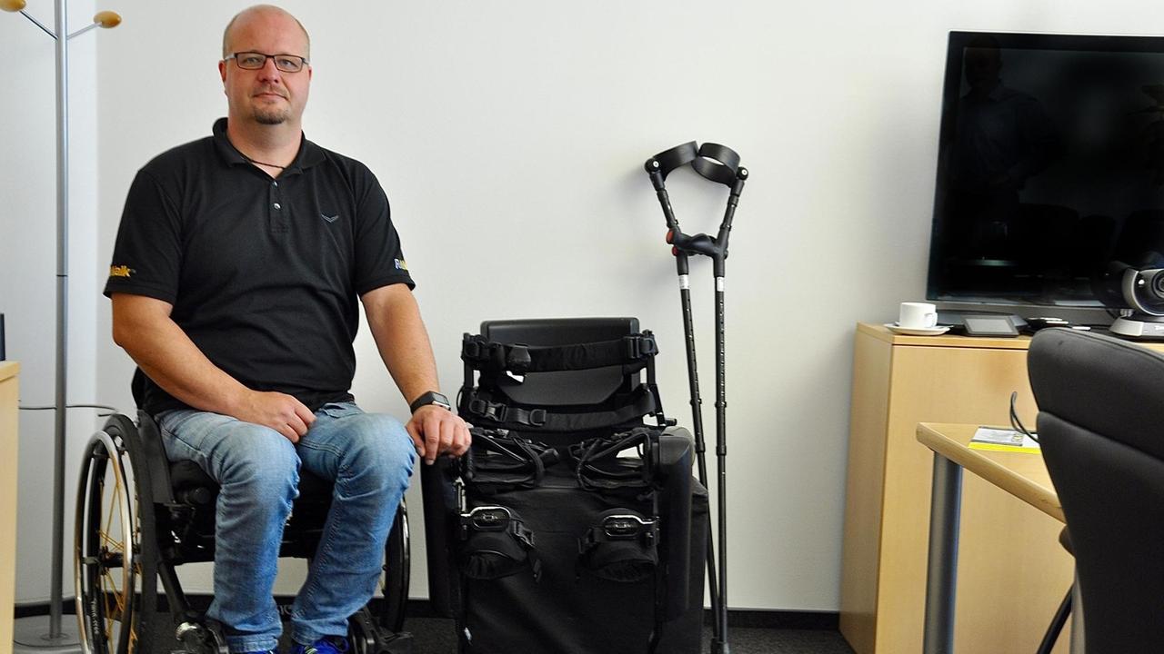 André van Rüschen sitzt seit 13 Jahren im Rollstuhl. Eigentlich. Tatsächlich steht er jeden Tag auf. Dabei trägt er ein Exoskelett der Firma ReWalk. Oder besser gesagt: Das Exoskelett trägt ihn. Beim Cybathlon wird er damit am Hindernisparcourts teilnehmen André van Rüschen sitzt seit 13 Jahren im Rollstuhl. Eigentlich. Tatsächlich steht er jeden Tag auf. Dabei trägt er ein Exoskelett der Firma ReWalk. Oder besser gesagt: Das Exoskelett trägt ihn. Beim Cybathlon wird er damit am Hindernisparcourts teilnehmen