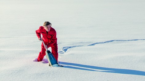 Ein Bild aus dem Buch "Putzen - eine Kulturtechnik" von Sonnja Stummerer und Martin Hablesreiter.Der Performance Künstler Martin Hablesreiter mit einem Staubsauger im tiefen unberührten Schnee. Böhlau Verlag, 2020. Ein Bild aus dem Buch "Putzen - eine Kulturtechnik" von Sonnja Stummerer und Martin Hablesreiter.Der Performance Künstler Martin Hablesreiter mit einem Staubsauger im tiefen unberührten Schnee. Böhlau Verlag, 2020.