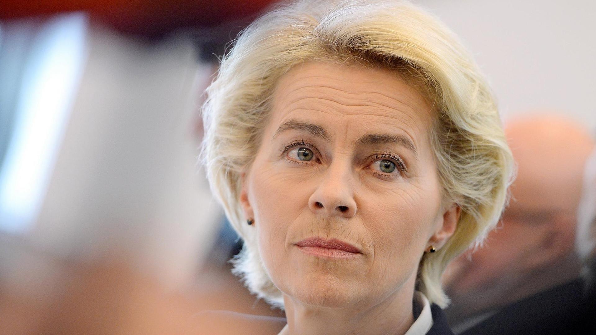 ARCHIV - Bundesverteidigungsministerin Ursula von der Leyen (CDU) blickt am 09.07.2015 auf einer Veranstaltung im Niedersächsischen Landtag in Hannover (Niedersachsen) zum Thema Flüchtlingskatastrophe an den EU-Außengrenzen in Richtung Rednerpult. ARCHIV - Bundesverteidigungsministerin Ursula von der Leyen (CDU) blickt am 09.07.2015 auf einer Veranstaltung im Niedersächsischen Landtag in Hannover (Niedersachsen) zum Thema Flüchtlingskatastrophe an den EU-Außengrenzen in Richtung Rednerpult.