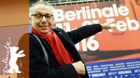 Berlinale-Direktor Dieter Kosslick weist den Weg zu den Filmfestspielen 2016.