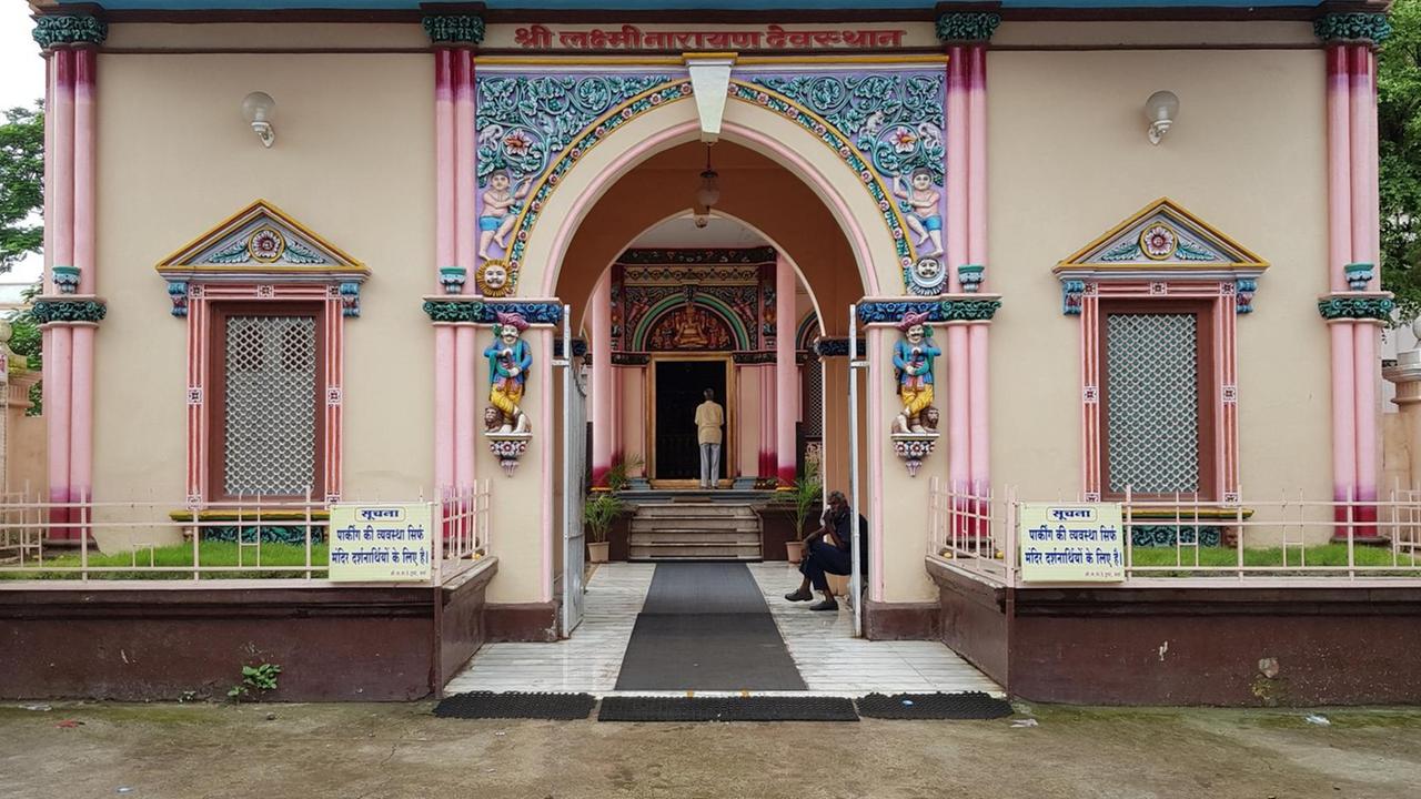 Eingang des Shri Lakshminarayan-Tempels in Indien. 