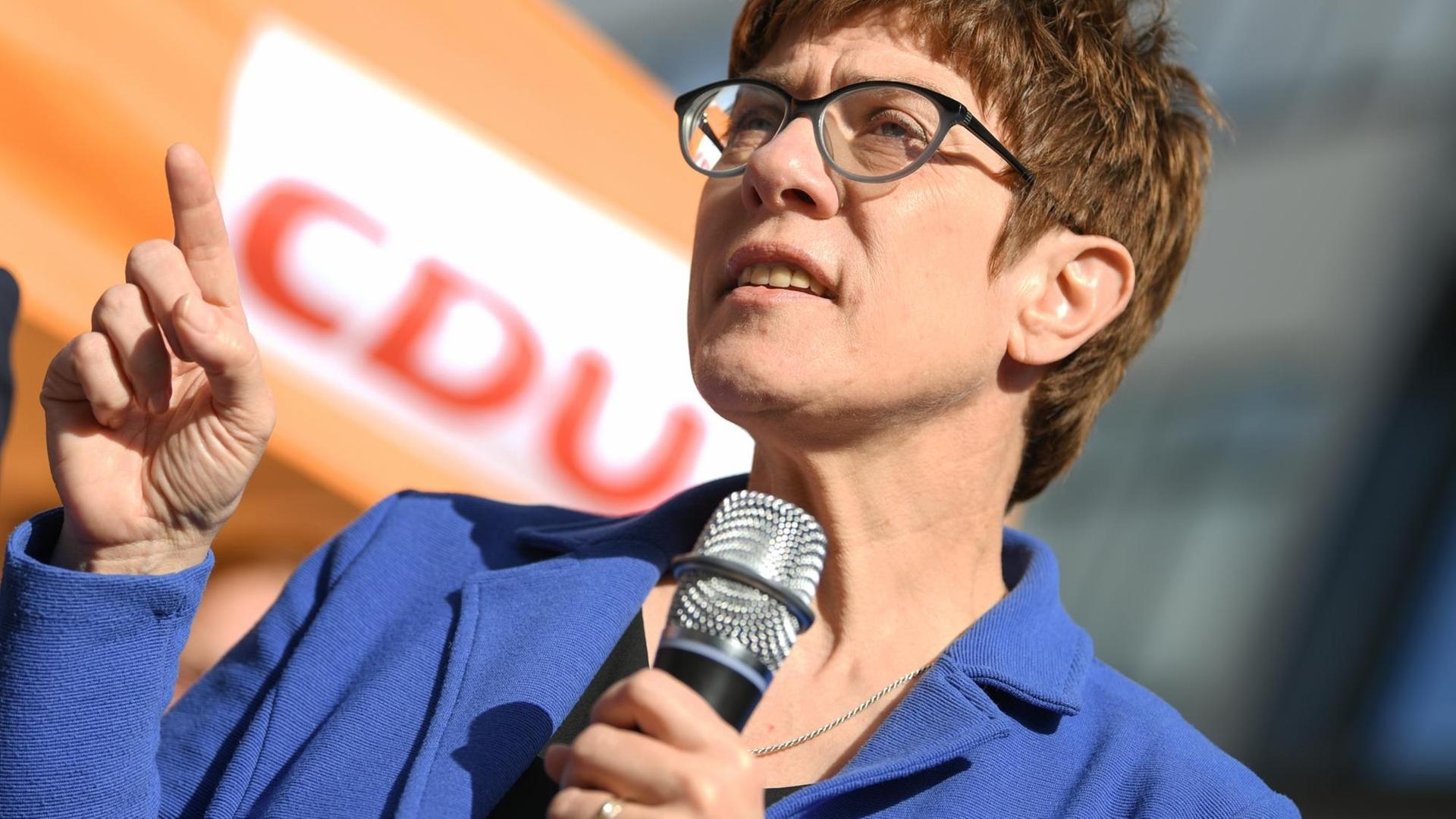 Annegret Kramp-Karrenbauer, Bundesvorsitzende der CDU, spricht auf einer Wahlkampfveranstaltung der CDU Hessen zur Europawahl
