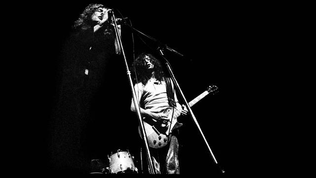 Robert Plant und Jimmy Page (r) von der Band Led Zeppelin 1969 in Paris
