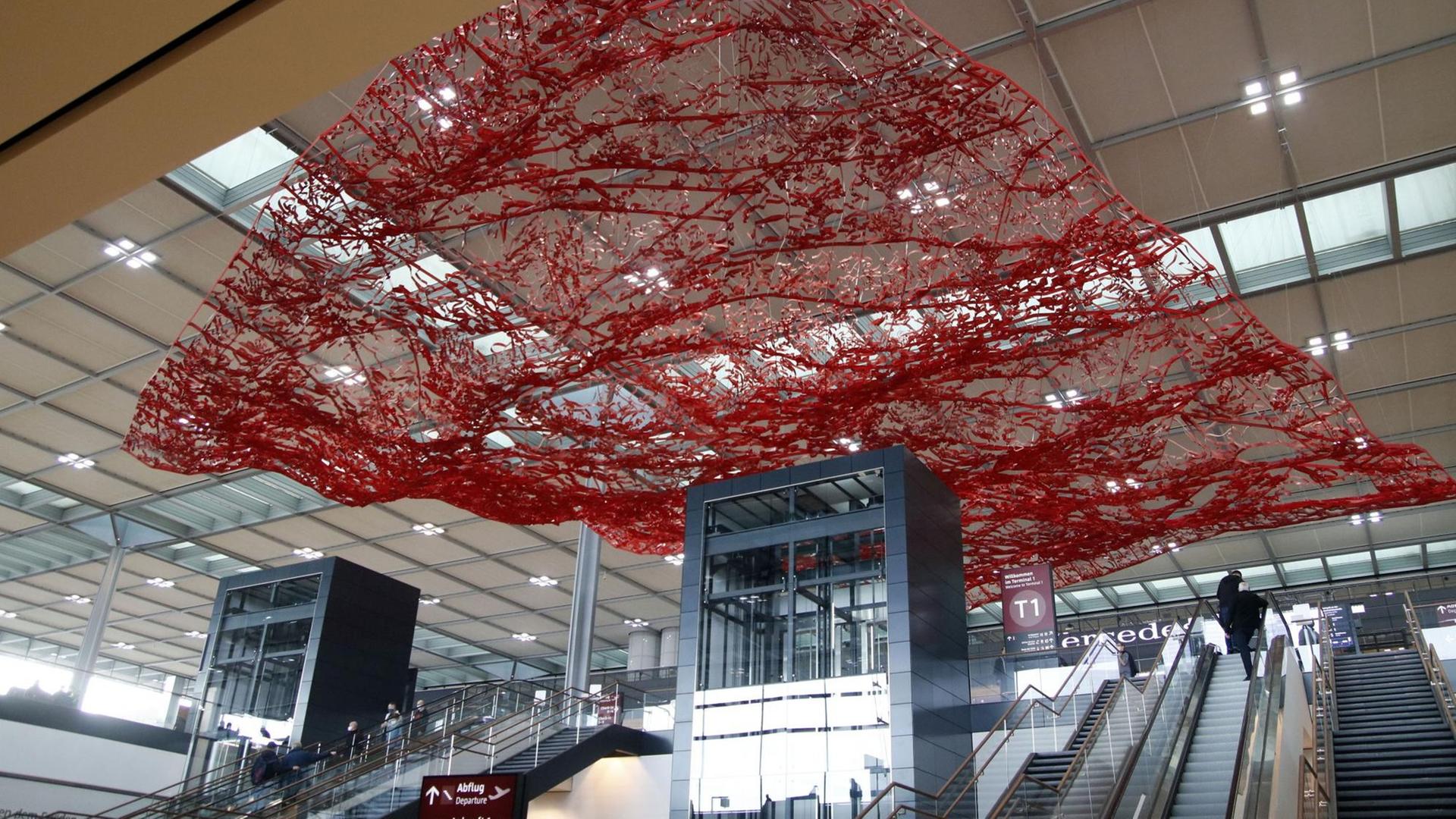 Kunst im neuen Hausptstadtflughafen BER: "The Magic Carpet" von der Künstlerin Pae White. Kunst im neuen Hausptstadtflughafen BER: "The Magic Carpet" von der Künstlerin Pae White.
