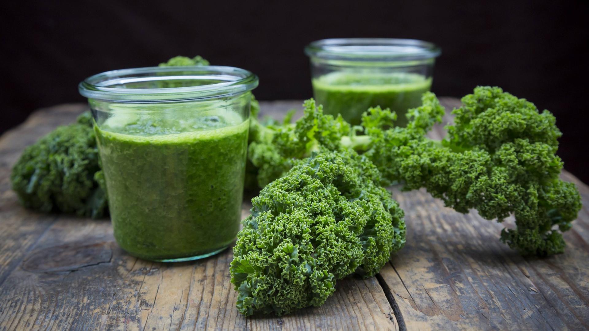 Zwei Gläser mit grünem Smoothie aus Grünkohl. Zwei Gläser mit grünem Smoothie aus Grünkohl.