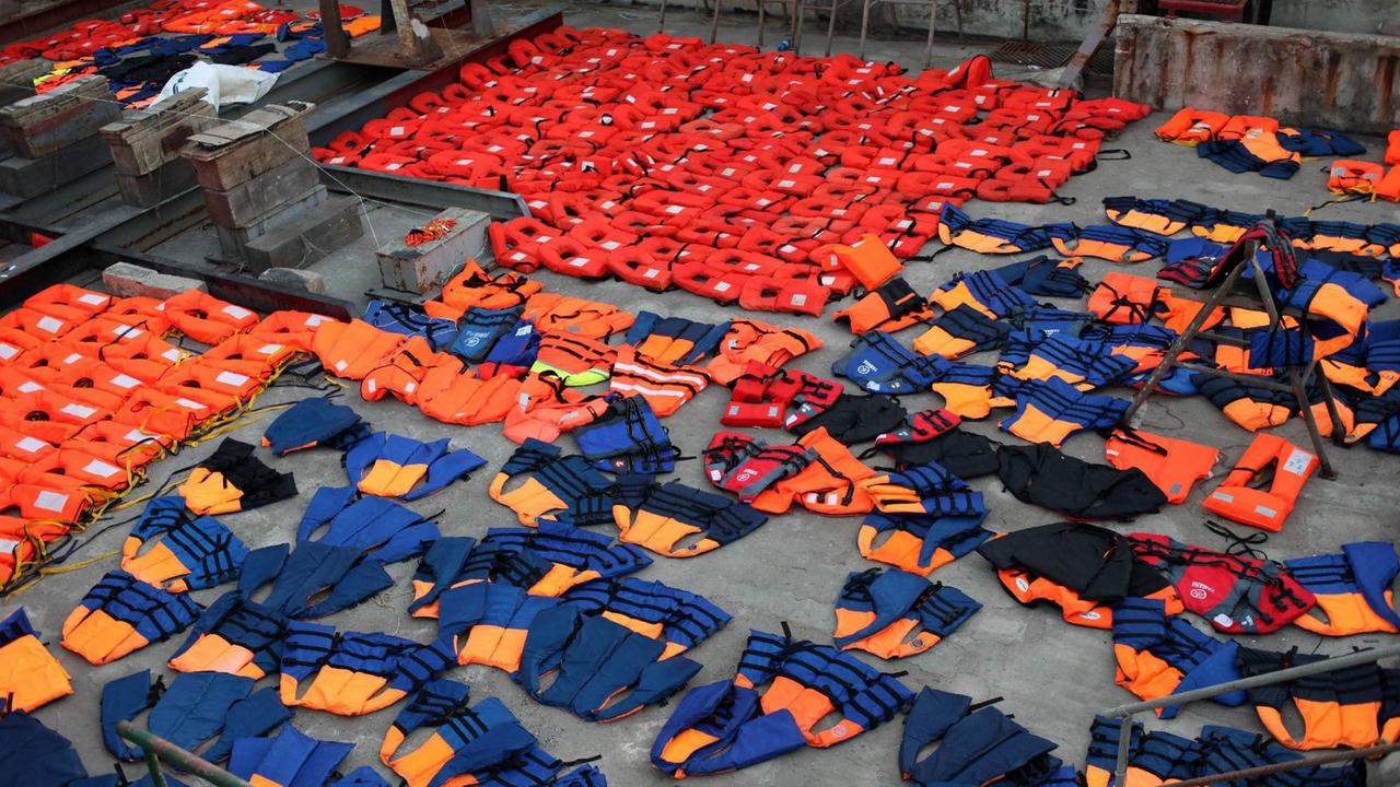 Rettungswesten liegen an Bord eines Schiffes zum Trocknen. Rettungswesten liegen an Bord eines Schiffes zum Trocknen.