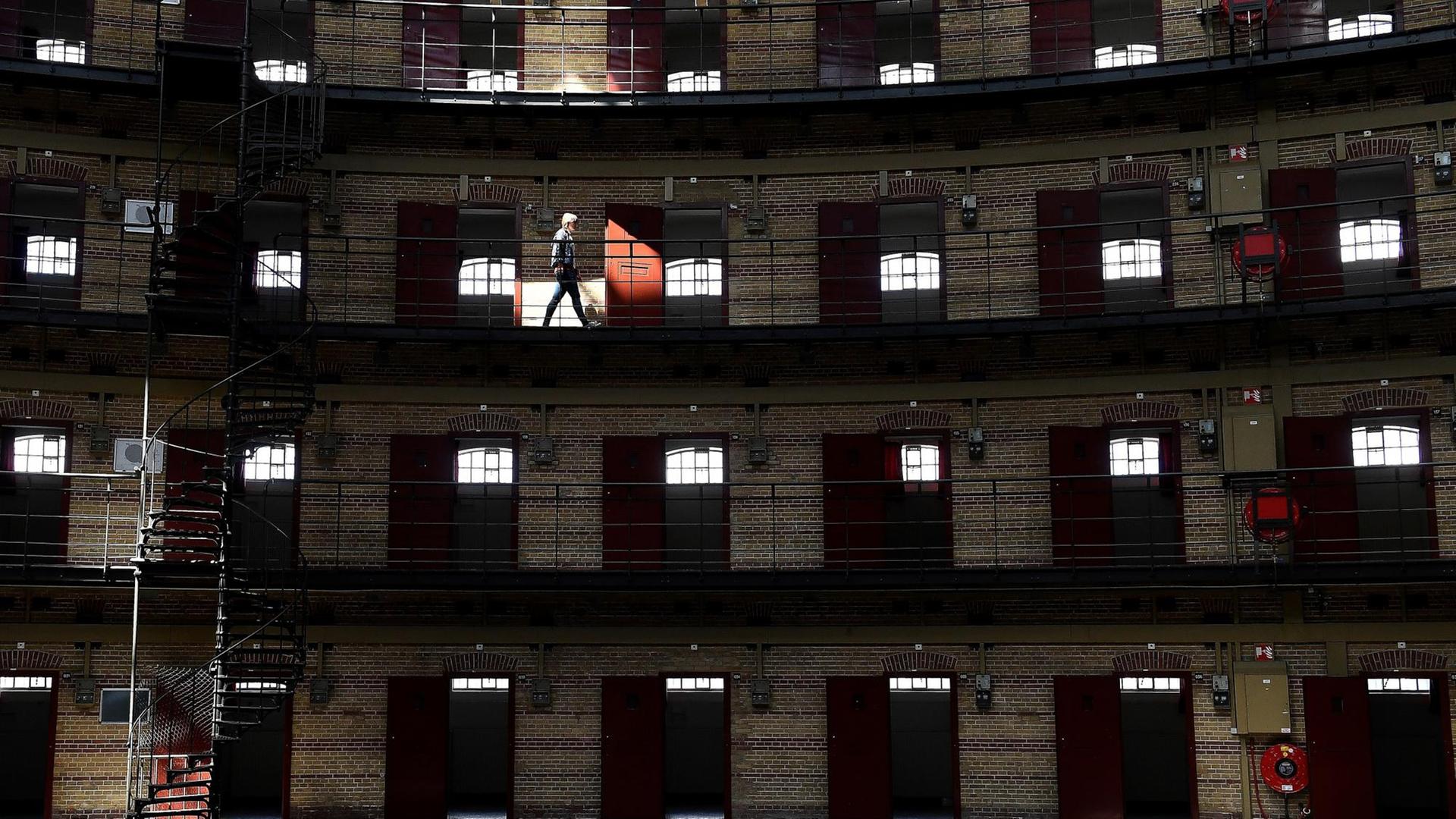 Eine Frau geht durch das Boschpoort-Gefängnis, ein kuppelförmiges Gefängnis in Breda, das nach einem Rückgang der Inhaftierungen in niederländischen Gefängnissen in den letzten 20 Jahren in ein Büro und einen Unterhaltungsort umgewandelt wurde.