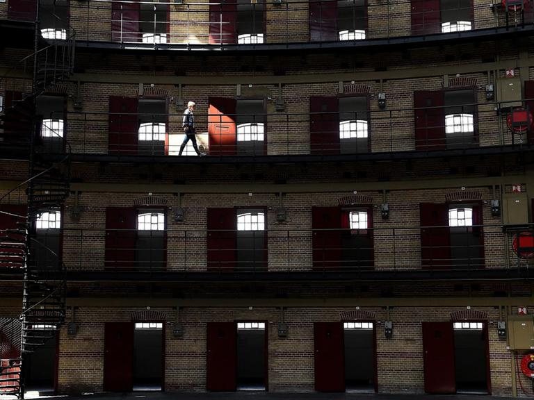 Eine Frau geht durch das Boschpoort-Gefängnis, ein kuppelförmiges Gefängnis in Breda, das nach einem Rückgang der Inhaftierungen in niederländischen Gefängnissen in den letzten 20 Jahren in ein Büro und einen Unterhaltungsort umgewandelt wurde.