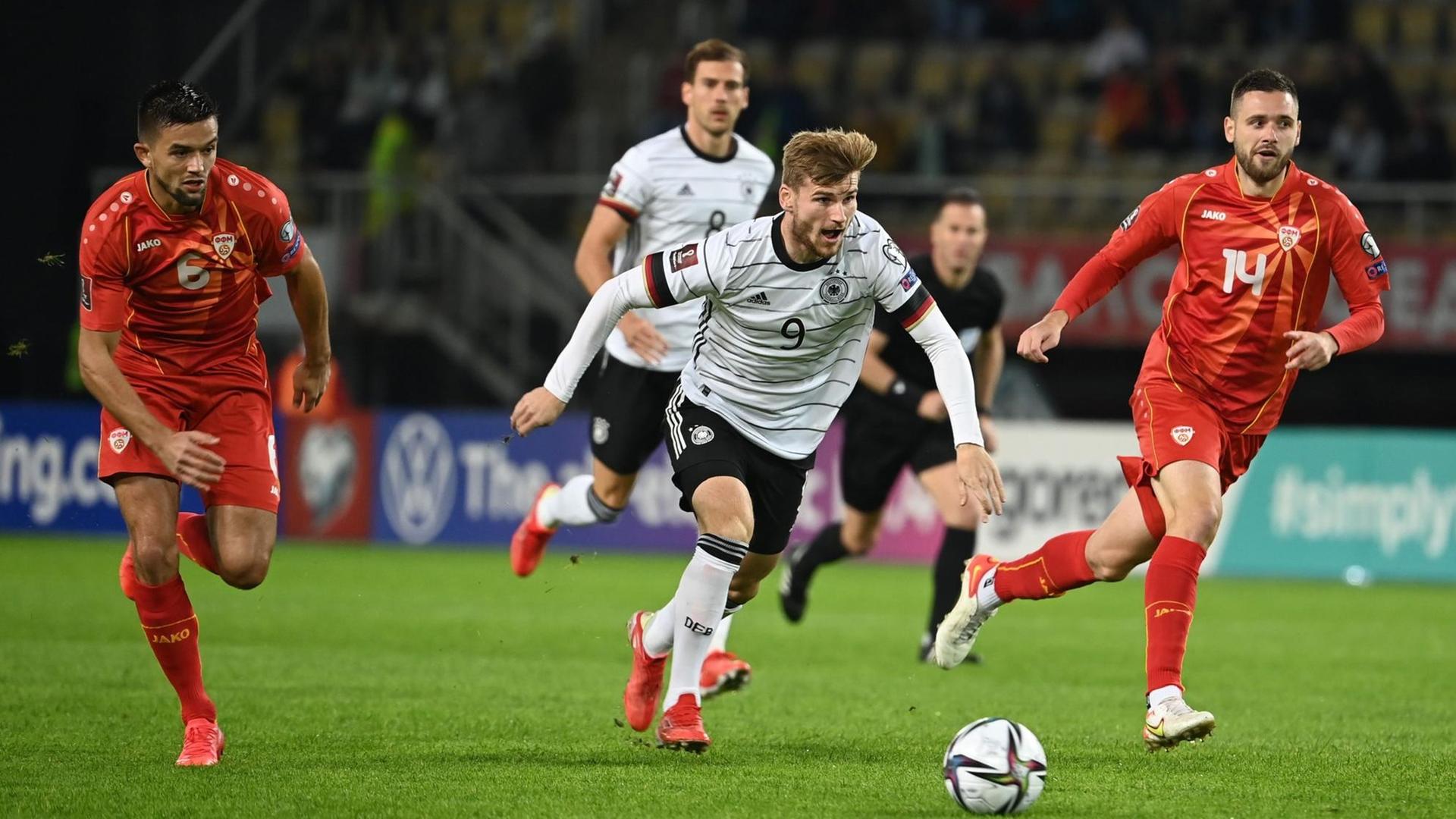 Timo Werner setzt sich bei einem Angriff durch. Timo Werner setzt sich bei einem Angriff durch.