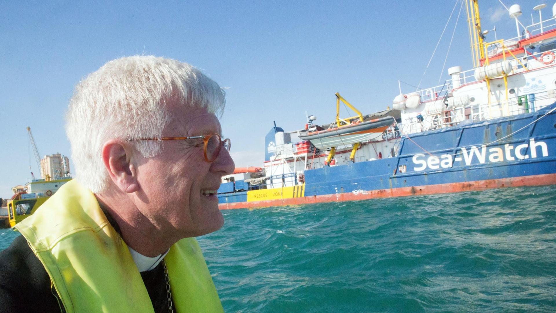 Heinrich Bedford-Strohm, der Ratsvorsitzende der Evangelischen Kirche in Deutschland fährt mit einem Schlauchboot zum "Schiff Sea-Watch 3", das im Hafen von Licata liegt.
