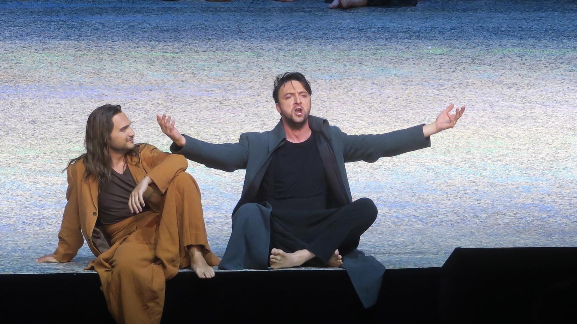 Die Sänger Gyula Orendt (Zugra, kurze braune Haare), Francesco Demuro (Nadir, lange braune Haare) bei Proben zu der Oper von Georges Bizet "Die Perlenfischer" in der Staatsoper im Schillertheater in Berlin Charlottenburg. Die Sänger Gyula Orendt (Zugra, kurze braune Haare), Francesco Demuro (Nadir, lange braune Haare) bei Proben zu der Oper von Georges Bizet "Die Perlenfischer" in der Staatsoper im Schillertheater in Berlin Charlottenburg.