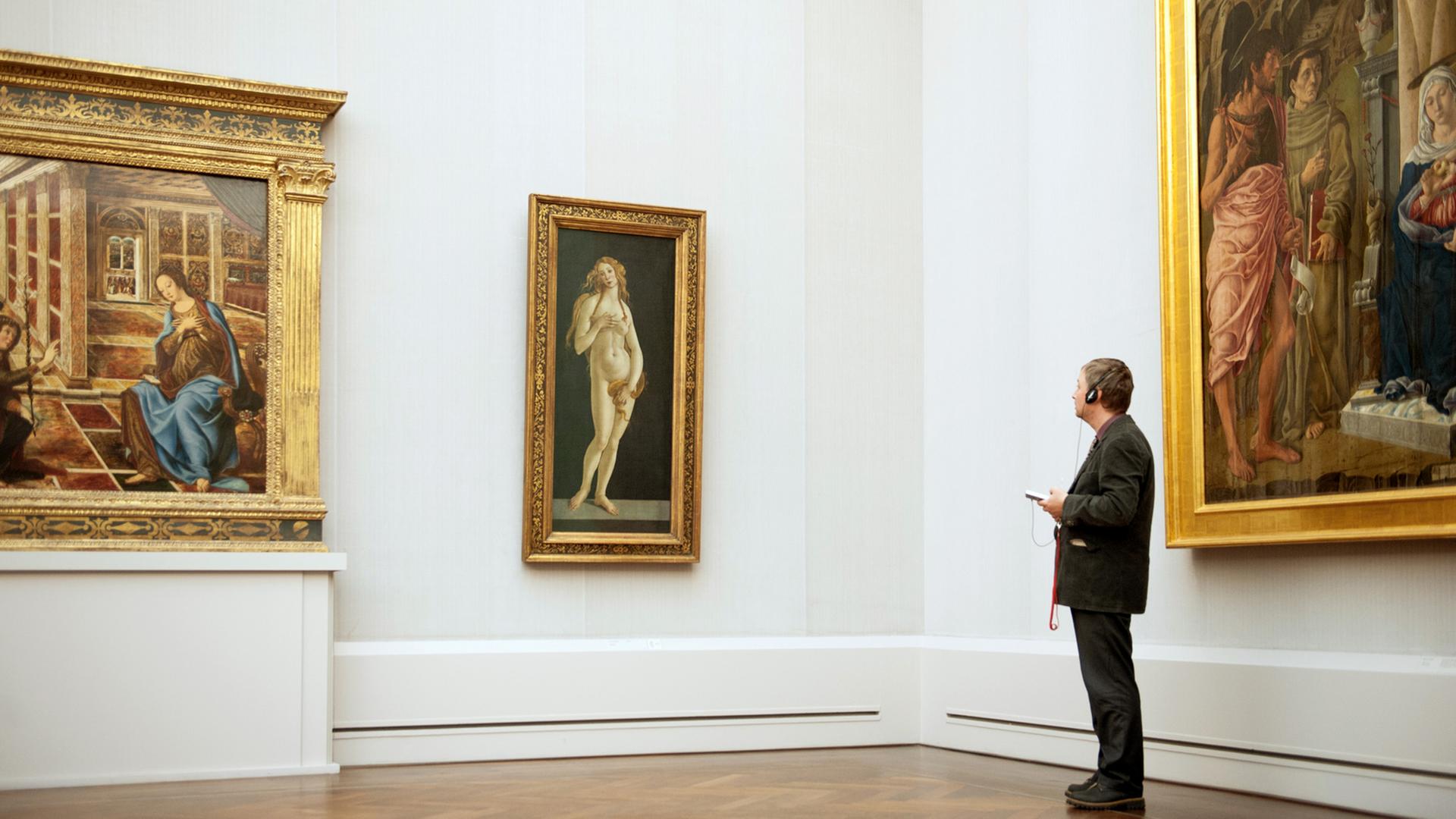 In der Gemäldegalerei Berlin schaut sich ein Besucher der Ausstellung "The Botticelli Renaissance" das Gemälde «Venus» von Sandro Botticelli an. In der Gemäldegalerei Berlin schaut sich ein Besucher der Ausstellung "The Botticelli Renaissance" das Gemälde «Venus» von Sandro Botticelli an.
