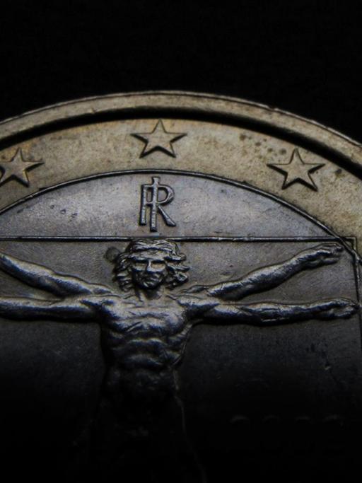 Obere Hälfte einer italienischen Ein-Euro-Münze vor schwarzem Hintergrund.