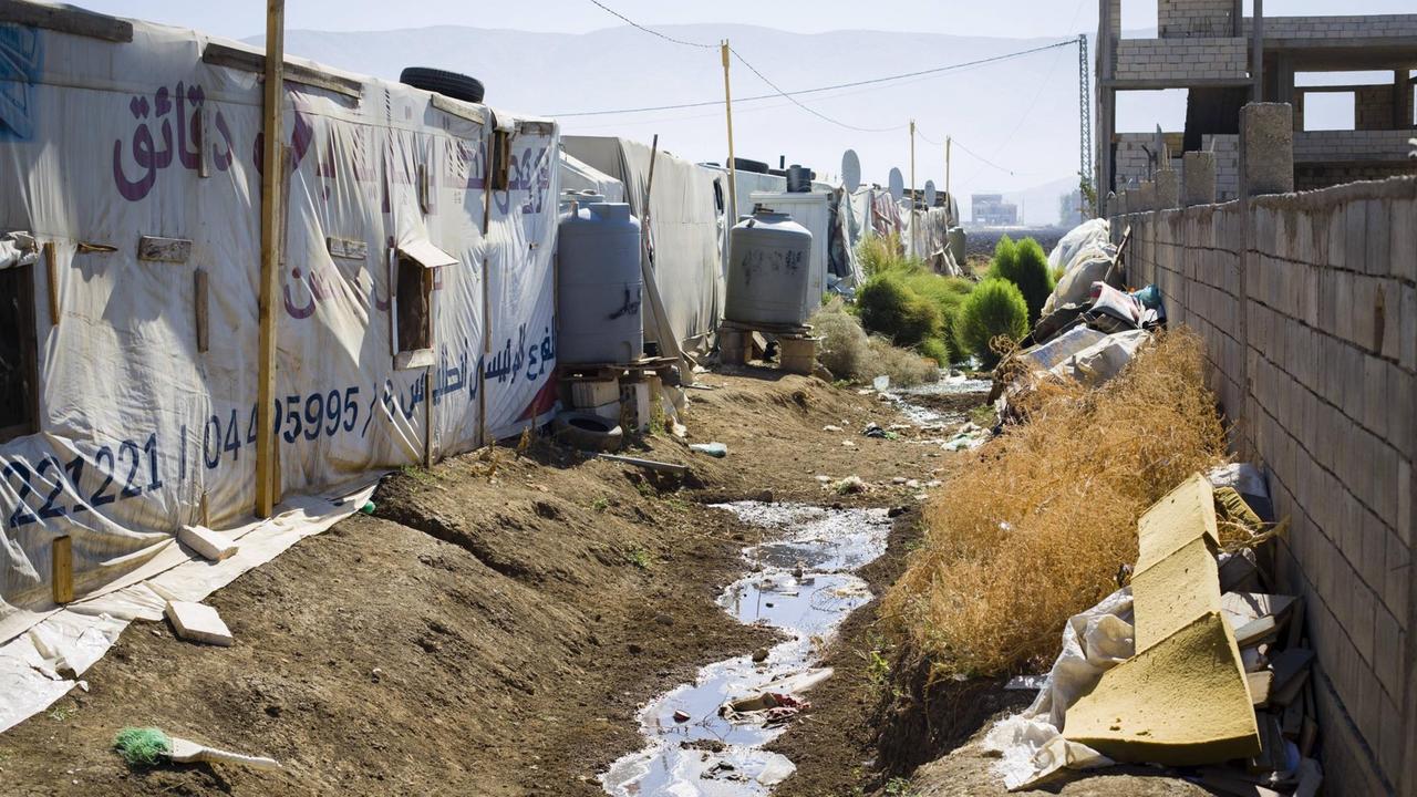 Abwasserkanal neben einer Zeltstadt in einem Fluechtlingscamp in der Bekaa-Ebene, Bar Elias, 06.10.2016. 