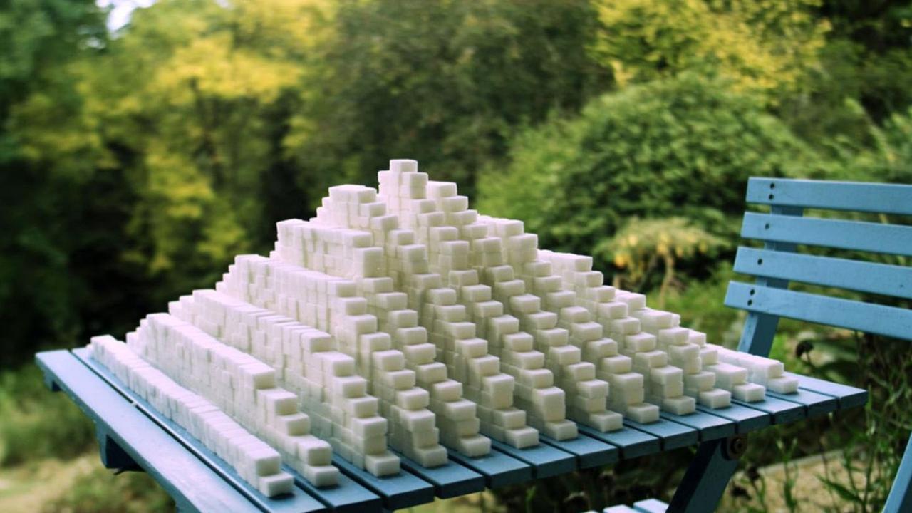 Würfelzucker liegt in einer Szene des Kinofilms "Voll verzuckert - that sugar film" auf einem Tisch Würfelzucker liegt in einer Szene des Kinofilms "Voll verzuckert - that sugar film" auf einem Tisch