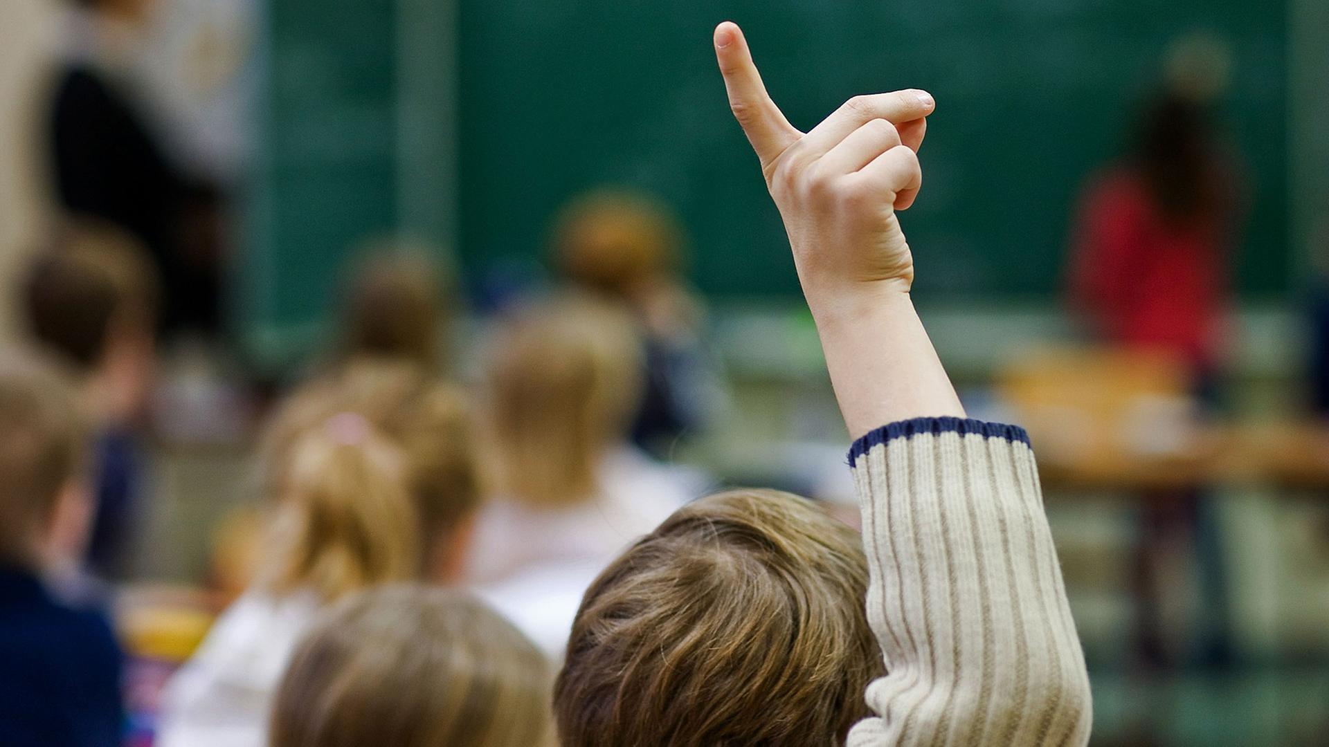Ein Schüler einer dritten Klasse der Evangelischen Grundschule in Frankfurt (Oder) meldet sich beim Deutschunterricht, aufgenommen am 14.01.2009.