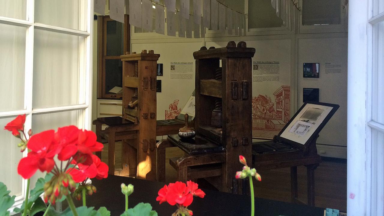 Blick in die ehemalige Druckerwerkstatt von Johannes Froben. Im Basler Totengässlein wurde 1516 Erasmus von Rotterdams "Novum Instrumentum" gedruckt. Blick in die ehemalige Druckerwerkstatt von Johannes Froben. Im Basler Totengässlein wurde 1516 Erasmus von Rotterdams "Novum Instrumentum" gedruckt.