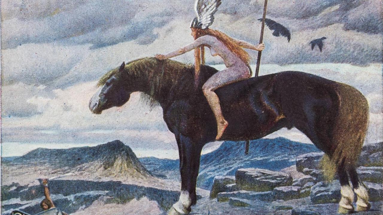 Eine nackte Frau mit Speer und Helm sitzt vor einer wilden Landschaft am stürmischen Meer auf einem Pferd. Eine nackte Frau mit Speer und Helm sitzt vor einer wilden Landschaft am stürmischen Meer auf einem Pferd.