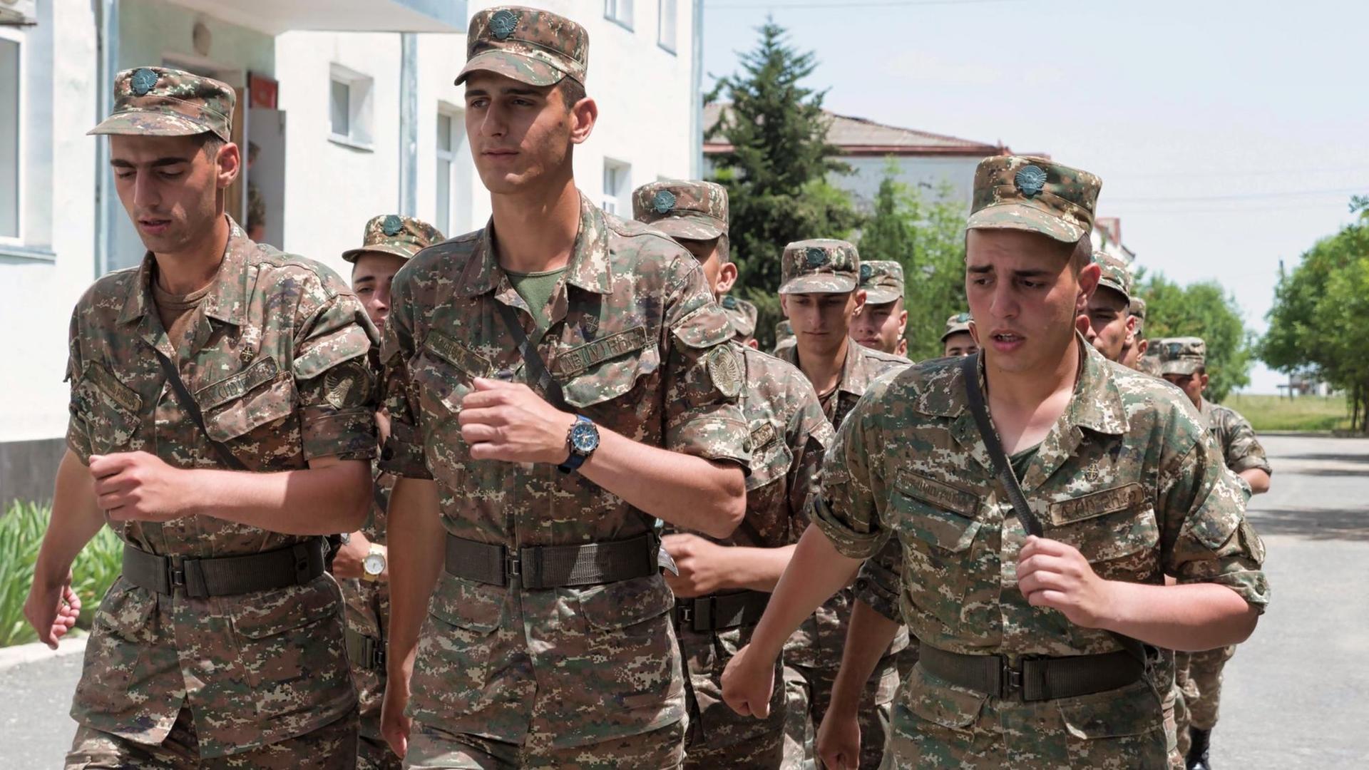junge Soldaten marschieren junge Soldaten marschieren