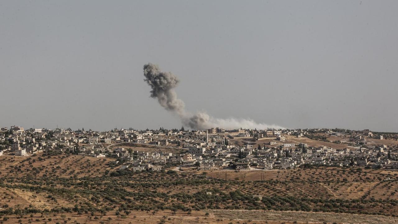Rauch steigt nach einem Luftangriff in der Nähe von Idlib (Syrien) auf.
Rauch steigt nach einem Luftangriff in der Nähe von Idlib (Syrien) auf.