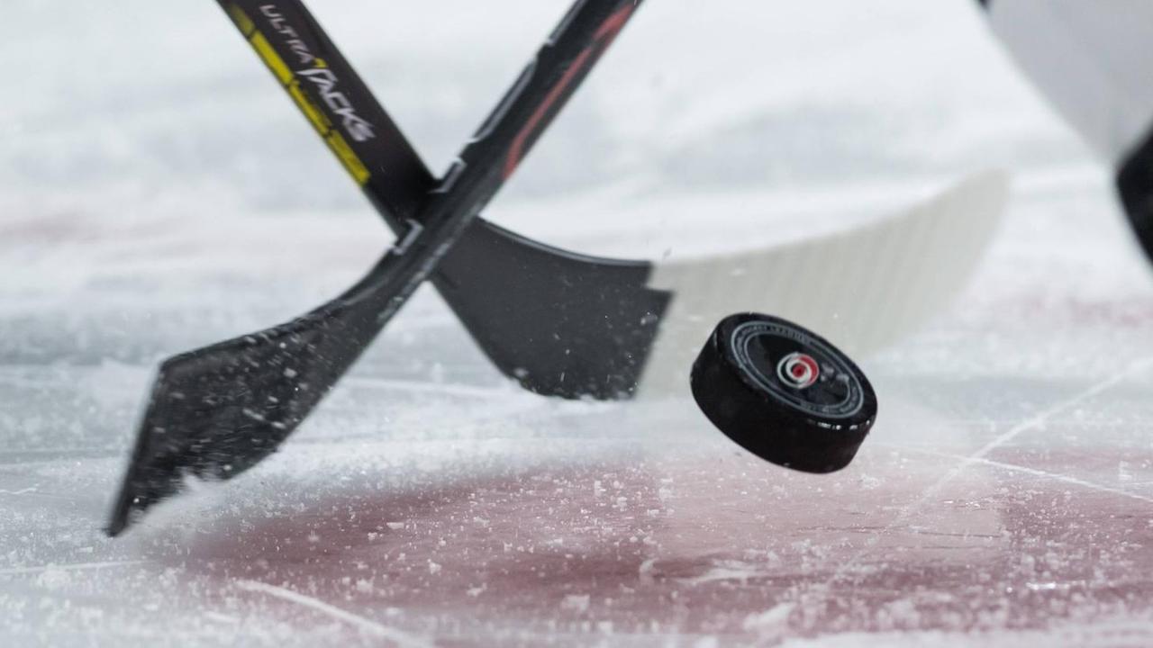 Ein Puck bei einem NHL-Spiel in den USA Ein Puck bei einem NHL-Spiel in den USA