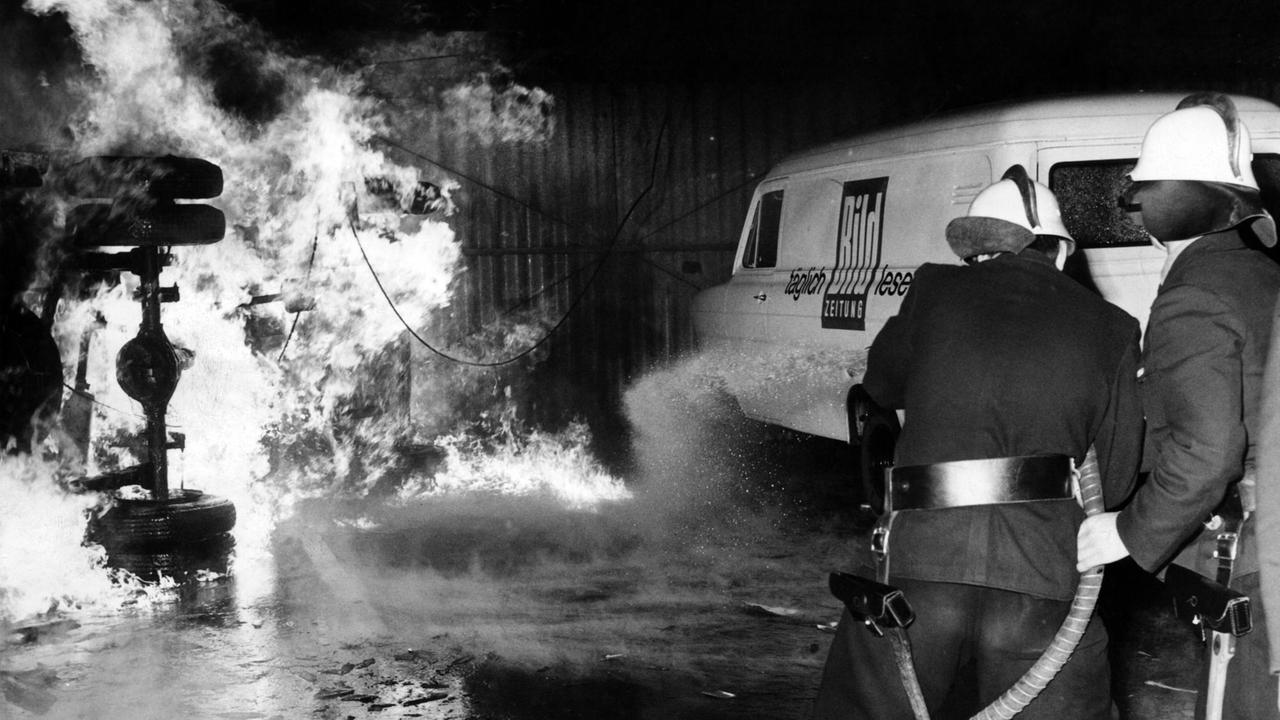 Feuerwehrleute löschen die Wartungshalle für Kraftfahrzeuge des Springer-Verlages. Eine Welle von Protestdemonstrationen hat das Attentat auf den Berliner SDS-Ideologen Rudi Dutschke ausgelöst. Feuerwehrleute löschen die Wartungshalle für Kraftfahrzeuge des Springer-Verlages. Eine Welle von Protestdemonstrationen hat das Attentat auf den Berliner SDS-Ideologen Rudi Dutschke ausgelöst.
