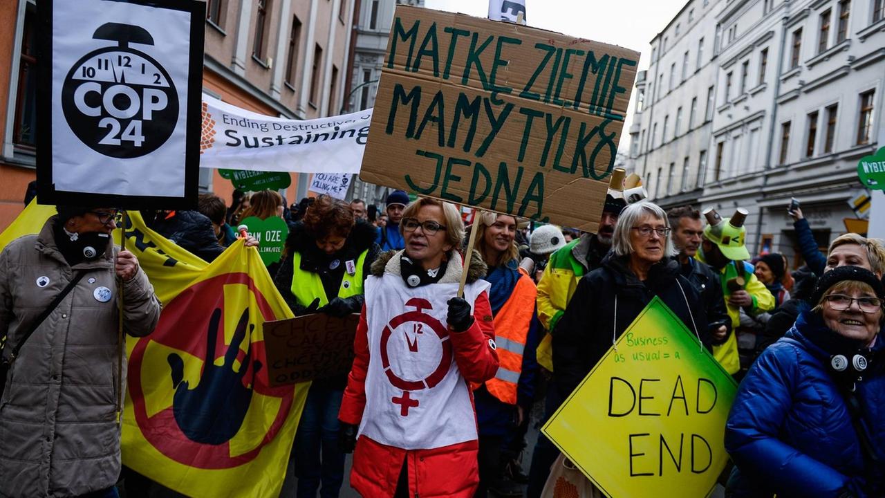 Demonstranten mit Transparenten in Kattowitz am 8.12.2018