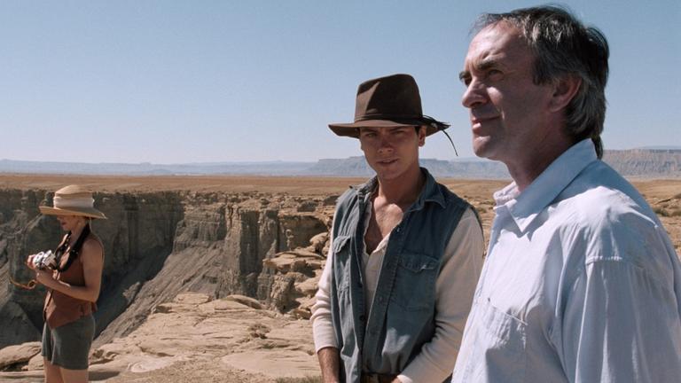 Die drei Protagonisten des Films stehen in einem Szenenbild an einem Canyon (Bild: Sluizer Films / Dark Blood)