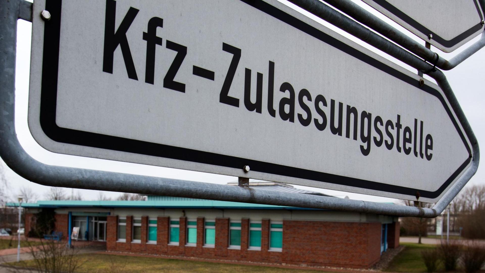 Ein Wegweiser mit der Aufschrift "Kfz-Zulassungsstelle" in Schwerin (Mecklenburg-Vorpommern)