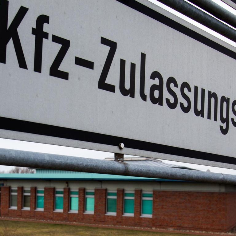 Ein Wegweiser mit der Aufschrift "Kfz-Zulassungsstelle" in Schwerin (Mecklenburg-Vorpommern) 