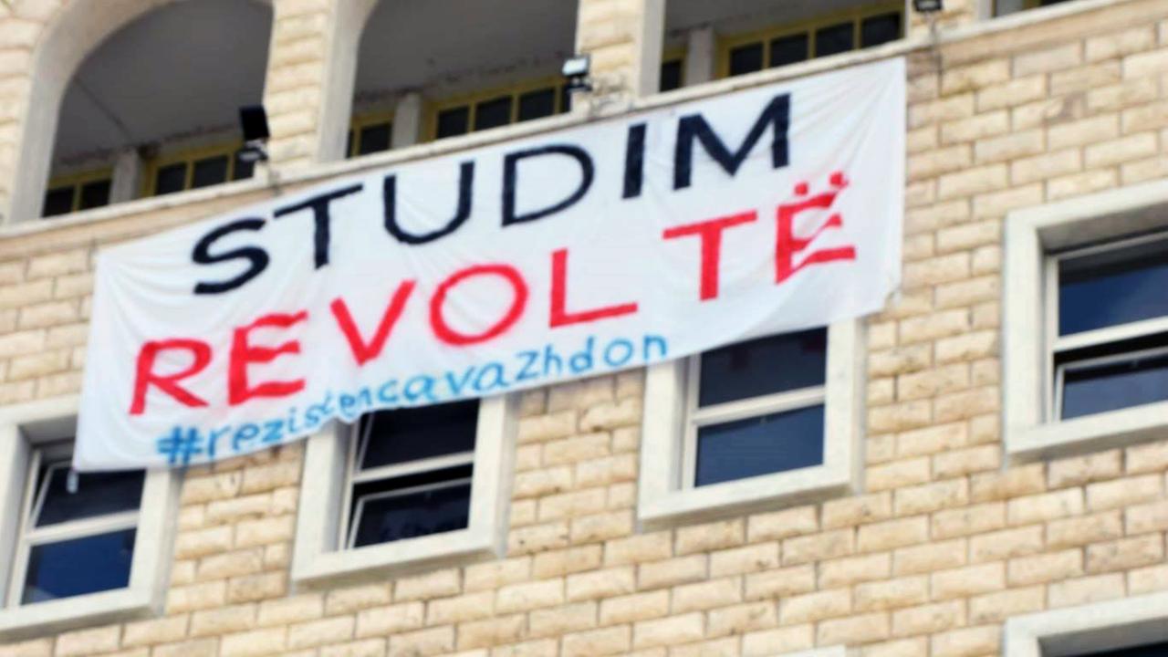 Ein Protestplakat hängt an der Fassade der Universität in Tirana Ein Protestplakat hängt an der Fassade der Universität in Tirana