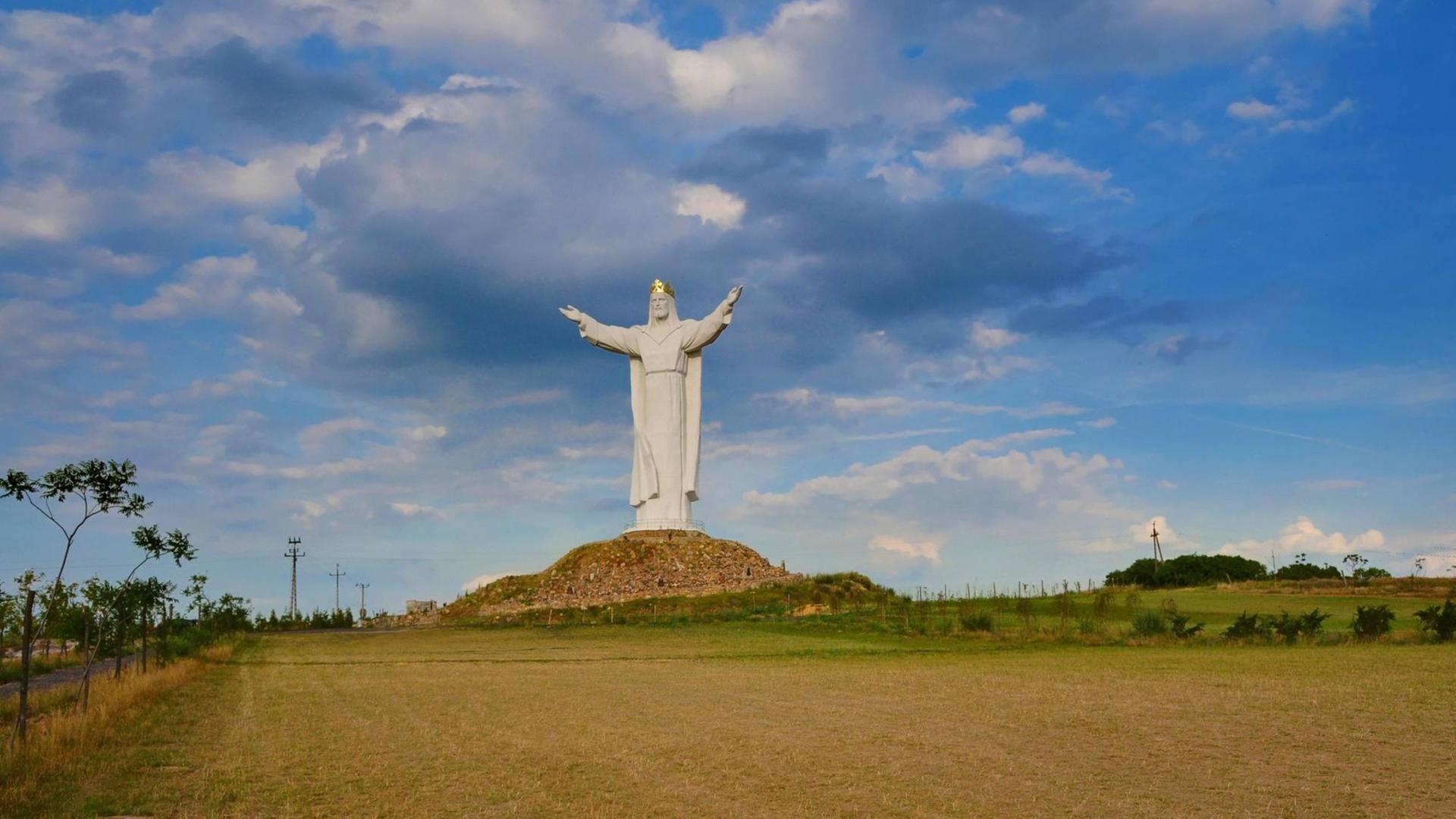 Die golden gekrönte Christusstatue, erbaut in der Stadt Swiebodzin in Woiwodschaft Lubusz im Jahr 2010, gilt als die höchste Jesusstatue der Welt gilt. Um sie herum sind Felder zu sehen. Die golden gekrönte Christusstatue, erbaut in der Stadt Swiebodzin in Woiwodschaft Lubusz im Jahr 2010, gilt als die höchste Jesusstatue der Welt gilt. Um sie herum sind Felder zu sehen.