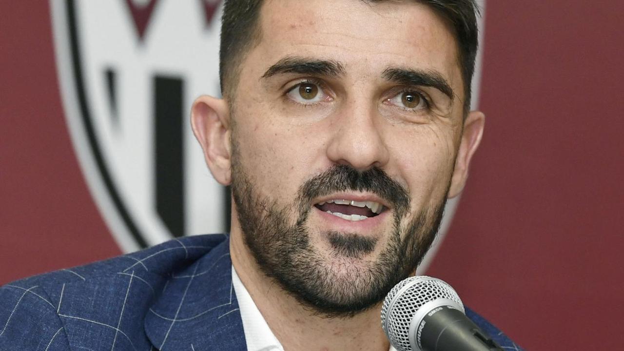 David Villa, ehemaliger Nationalspieler von Spanien, spricht auf einer Pressekonferenz. Der spanische Welt- und Europameister David Villa hat seinen Rücktritt als Fußballprofi angekündigt. David Villa, ehemaliger Nationalspieler von Spanien, spricht auf einer Pressekonferenz. Der spanische Welt- und Europameister David Villa hat seinen Rücktritt als Fußballprofi angekündigt.