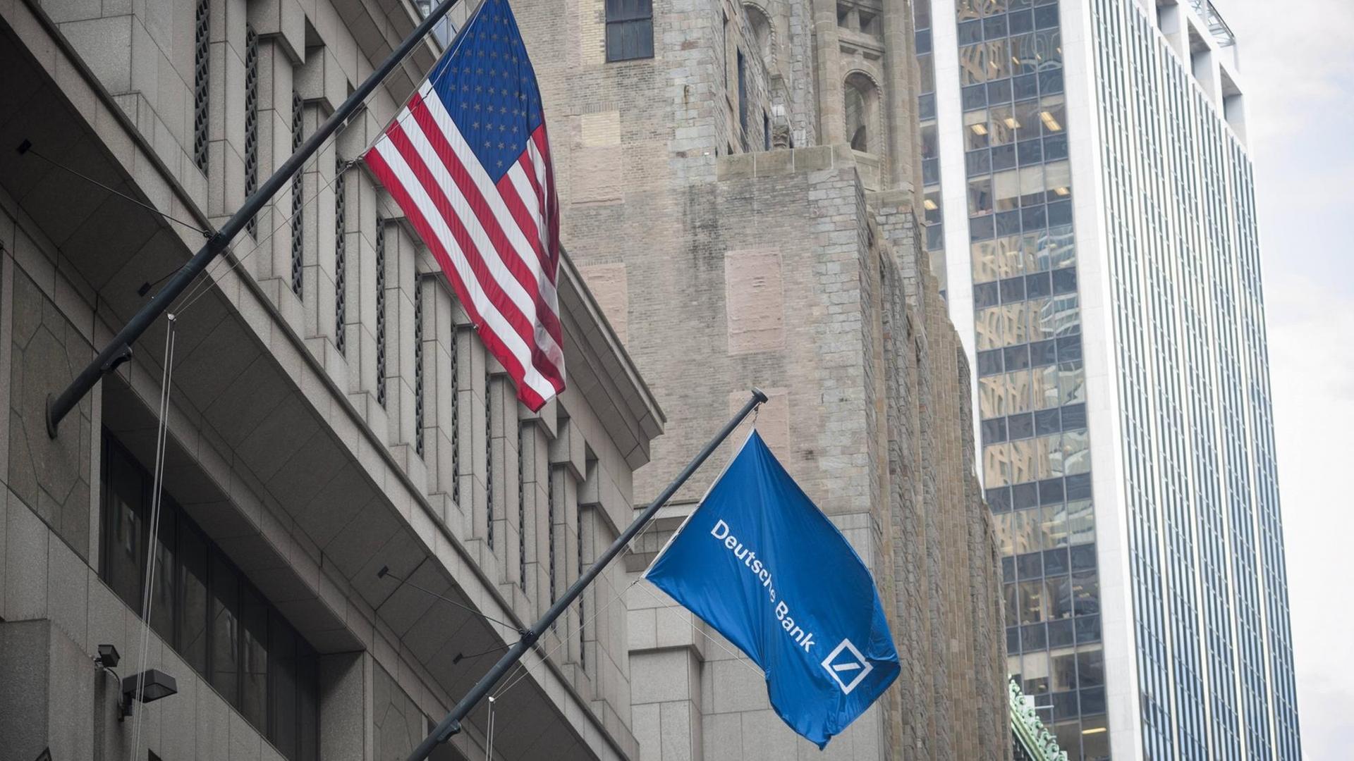 Die US-amerikanische Flagge und eine Flagge mit dem Logo der Deutschen Bank an dem Hauptgeschäftsgebäude der Deutschen Bank auf der Wall Street in New York. Die US-amerikanische Flagge und eine Flagge mit dem Logo der Deutschen Bank an dem Hauptgeschäftsgebäude der Deutschen Bank auf der Wall Street in New York.