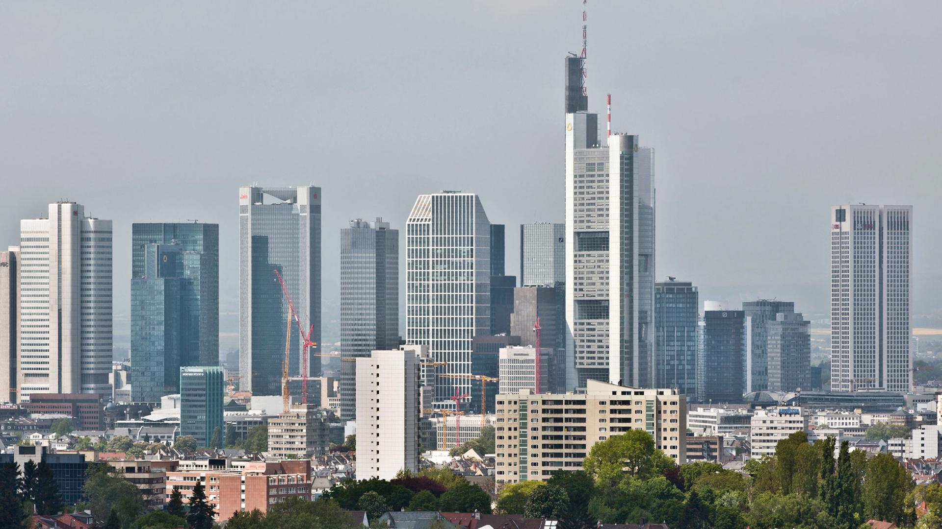 Die Hochhauskulisse der Bankenmetropole Frankfurt am Main ragt hinter dem Stadtteil Sachsenhausen hervor. Die Hochhauskulisse der Bankenmetropole Frankfurt am Main ragt hinter dem Stadtteil Sachsenhausen hervor.