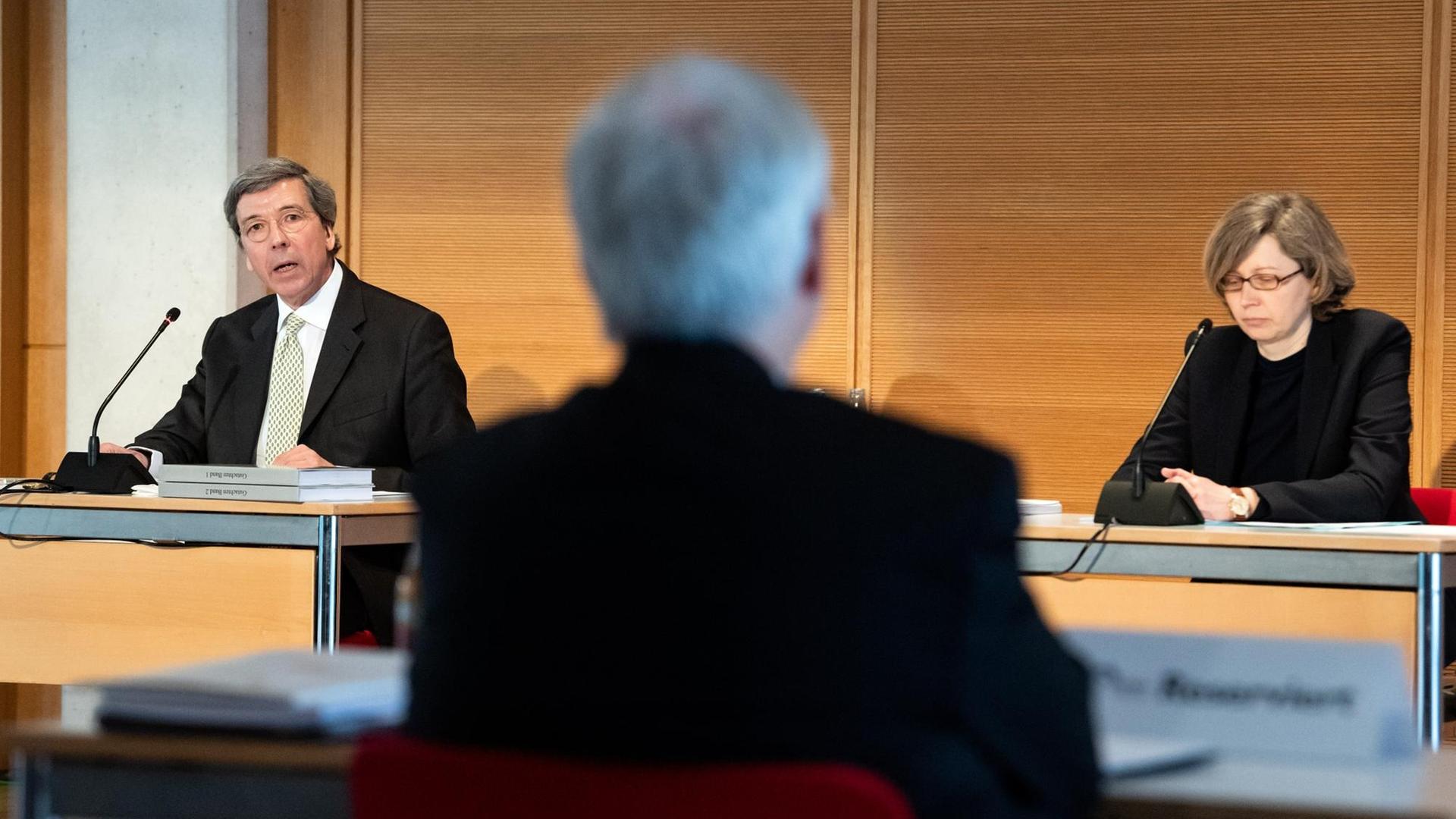 Peter-Andreas Brand (l) und Sabine Wildfeuer, Anwälte der Kanzlei Redeker Sellner Dahs, stellen bei einer Pressekonferenz in Anwesenheit von Erzbischof Heiner Koch (M), Bischof des Erzbistums Berlin, das Gutachten «Sexueller Missbrauch an Minderjährigen durch katholische Priester, Diakone und männliche Ordensangehörige im Bereich des Erzbistums Berlin seit 1946» im Tagungszentrum Katholische Akademie vor. Peter-Andreas Brand (l) und Sabine Wildfeuer, Anwälte der Kanzlei Redeker Sellner Dahs, stellen bei einer Pressekonferenz in Anwesenheit von Erzbischof Heiner Koch (M), Bischof des Erzbistums Berlin, das Gutachten «Sexueller Missbrauch an Minderjährigen durch katholische Priester, Diakone und männliche Ordensangehörige im Bereich des Erzbistums Berlin seit 1946» im Tagungszentrum Katholische Akademie vor.