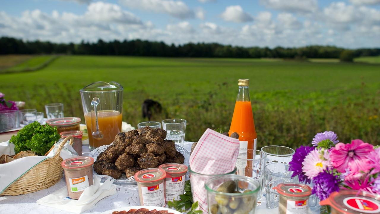 Eine gedeckte Tafel auf einem Demeter-Bauernhof in Hirschfelde (Brandenburg), 2012 Eine gedeckte Tafel auf einem Demeter-Bauernhof in Hirschfelde (Brandenburg), 2012