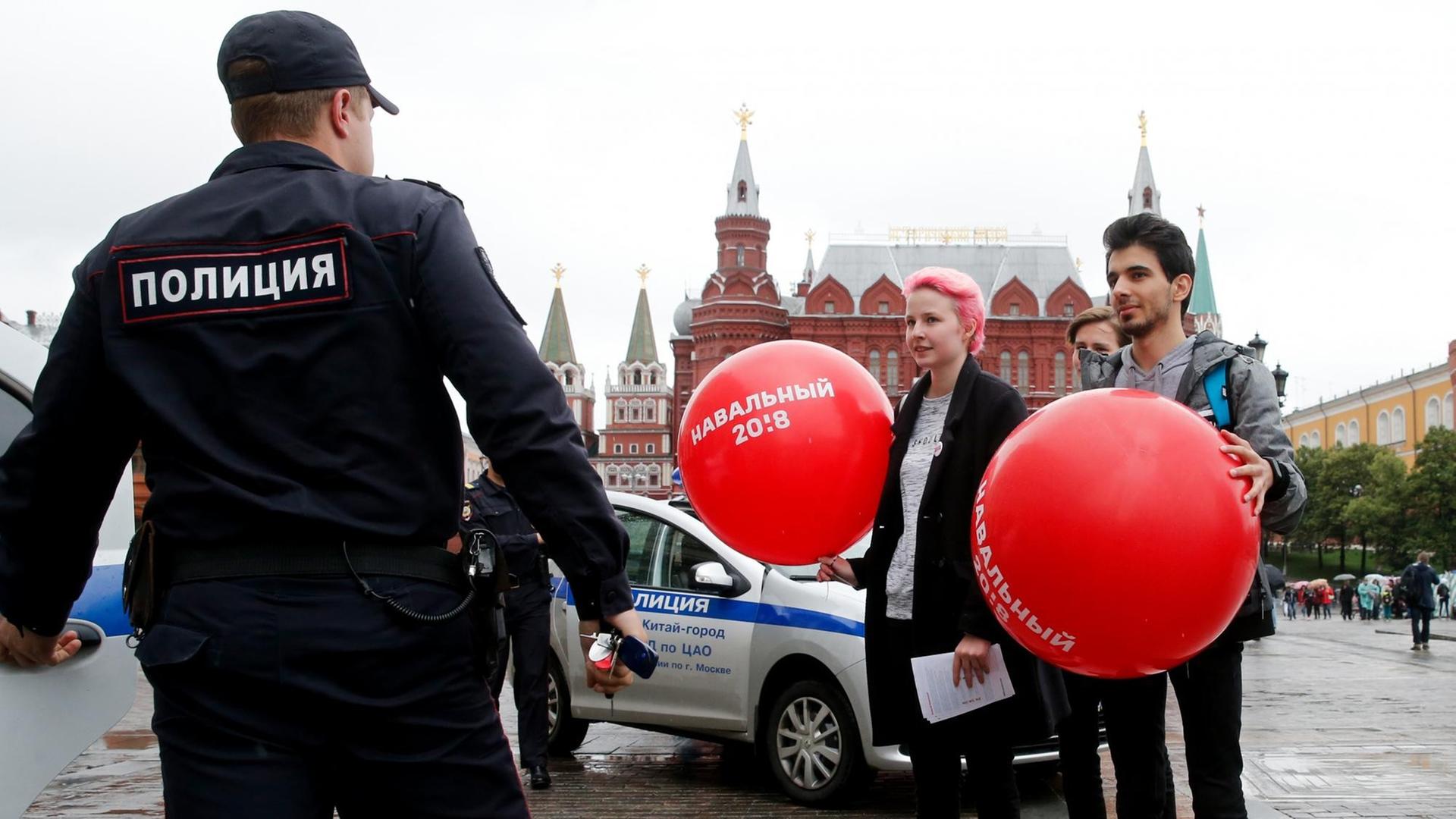 Unterstützer des Oppositionellen Nawalny sprechen am 8. Juli 2017 mit Polizisten während einer nicht autorisierten Kundgebung im Zentrum von Moskau. Nawalny war nach 25 Tagen Haft freigelassen worden.
