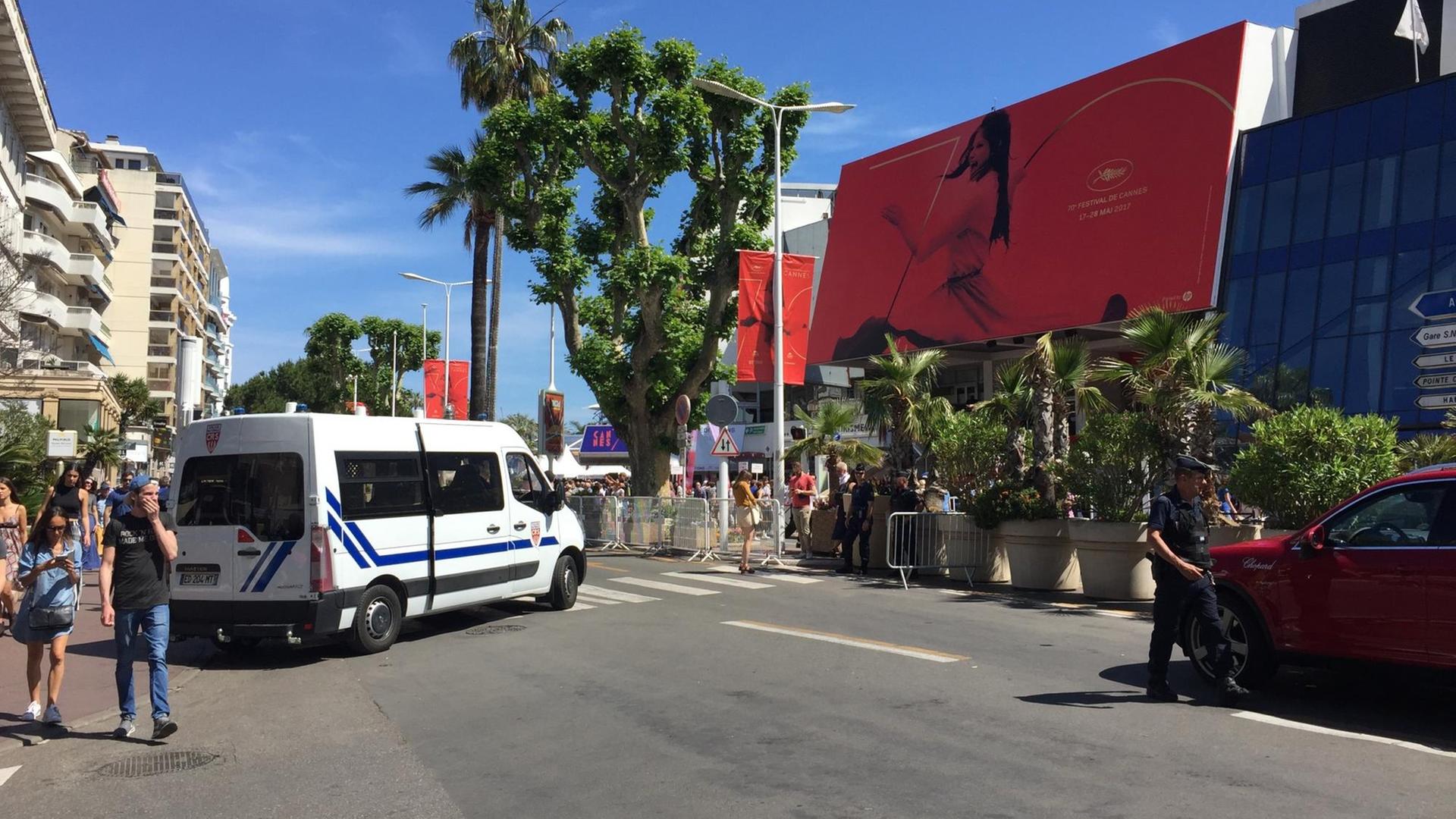 Polizeipräsenz vor dem Festivalpalast in Cannes. Polizeipräsenz vor dem Festivalpalast in Cannes.