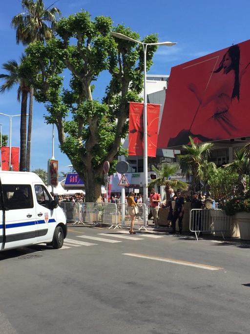 Polizeipräsenz vor dem Festivalpalast in Cannes.