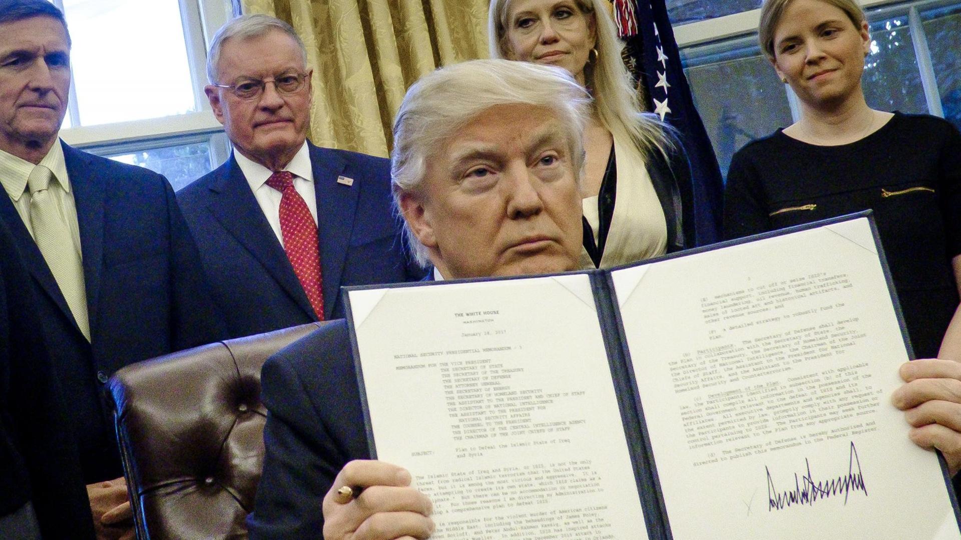 US-Präsident Donald Trump hat ein umstrittenes Einreisedekret unterzeichnet (28. Januar 2016). US-Präsident Donald Trump hat ein umstrittenes Einreisedekret unterzeichnet (28. Januar 2016).