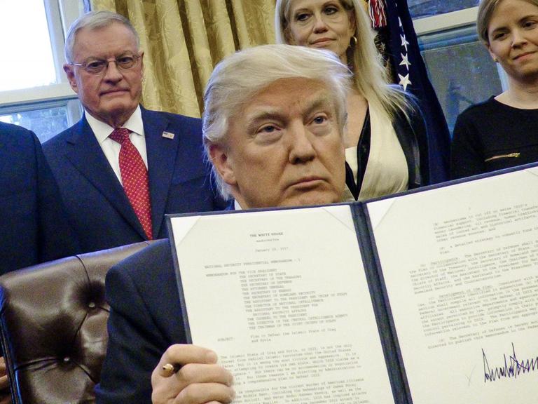 US-Präsident Donald Trump hat ein umstrittenes Einreisedekret unterzeichnet (28. Januar 2016).