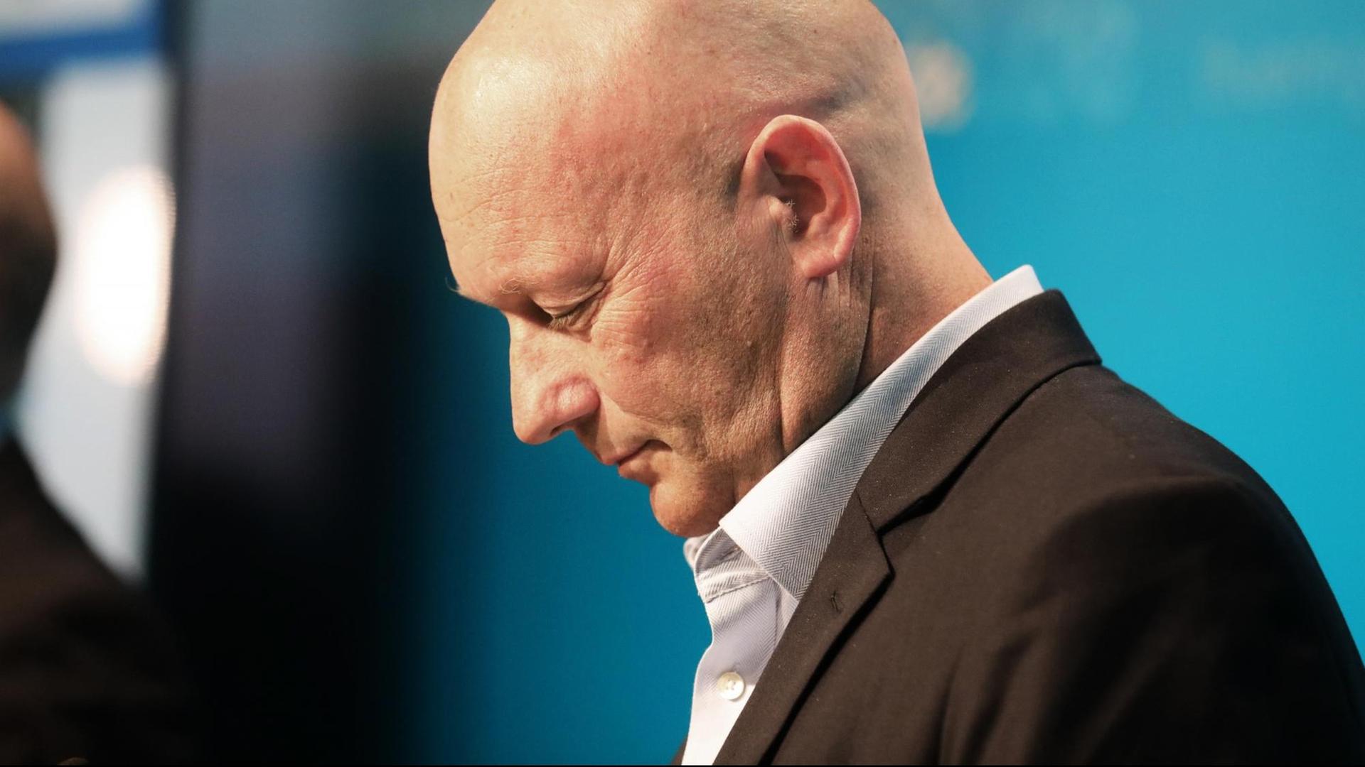 Thomas Kemmerich (FDP) im Profil mit gesenktem Kopf Thomas Kemmerich (FDP) im Profil mit gesenktem Kopf