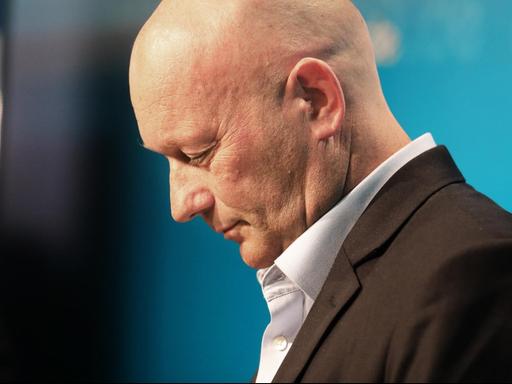 Thomas Kemmerich (FDP) im Profil mit gesenktem Kopf
