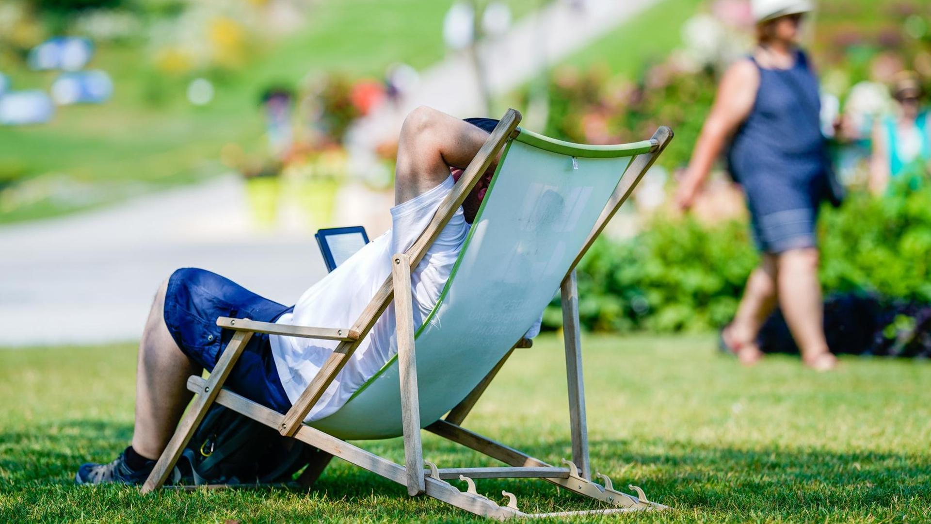 Ein Besucher sitzt auf dem Gelände der Bundesgartenschau Heilbronn 2019 in einem Liegestuhl. Ein Besucher sitzt auf dem Gelände der Bundesgartenschau Heilbronn 2019 in einem Liegestuhl.