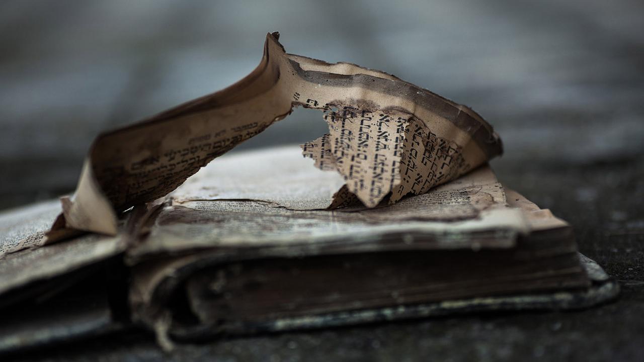 Beschädigtes altes Buch in der ehemaligen jüdischen Schule von Bardejov Beschädigtes altes Buch in der ehemaligen jüdischen Schule von Bardejov