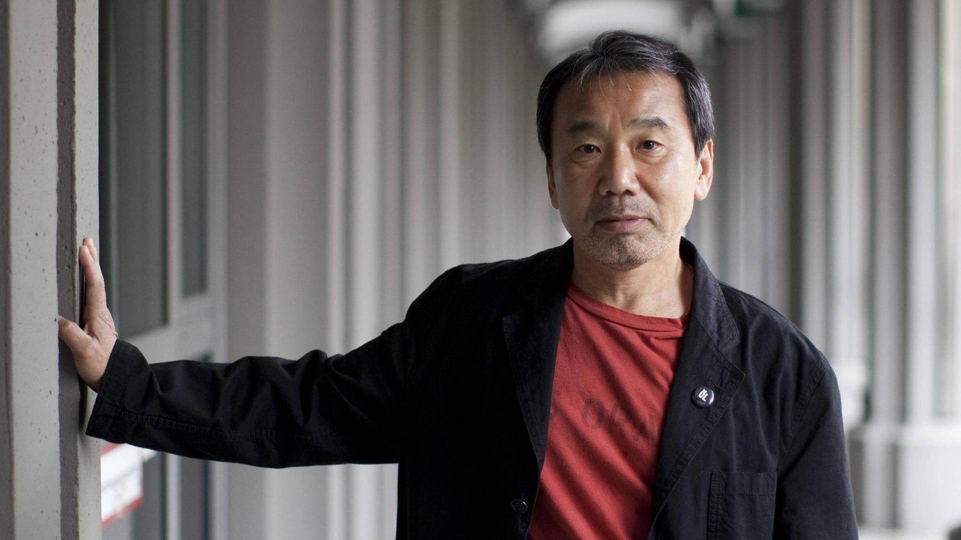 Der Schriftsteller Haruki Murakami blickt in die Kamera. Der Schriftsteller Haruki Murakami blickt in die Kamera.